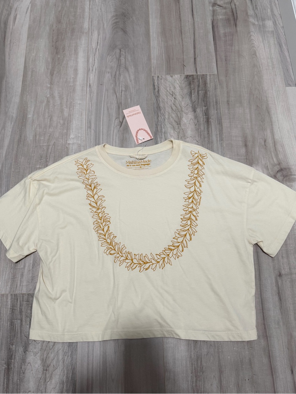Mahina Made Lei Pua Melia crop tee
